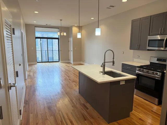 $3,490 | 3122 North Broadway, Unit 305, Chicago, IL 60657