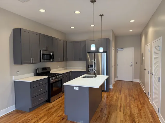 $3,490 | 3122 North Broadway, Unit 305, Chicago, IL 60657