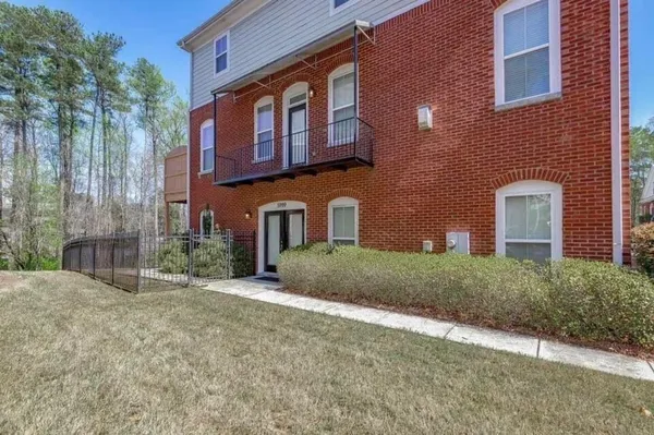 a brick building that has a lots of windows in it