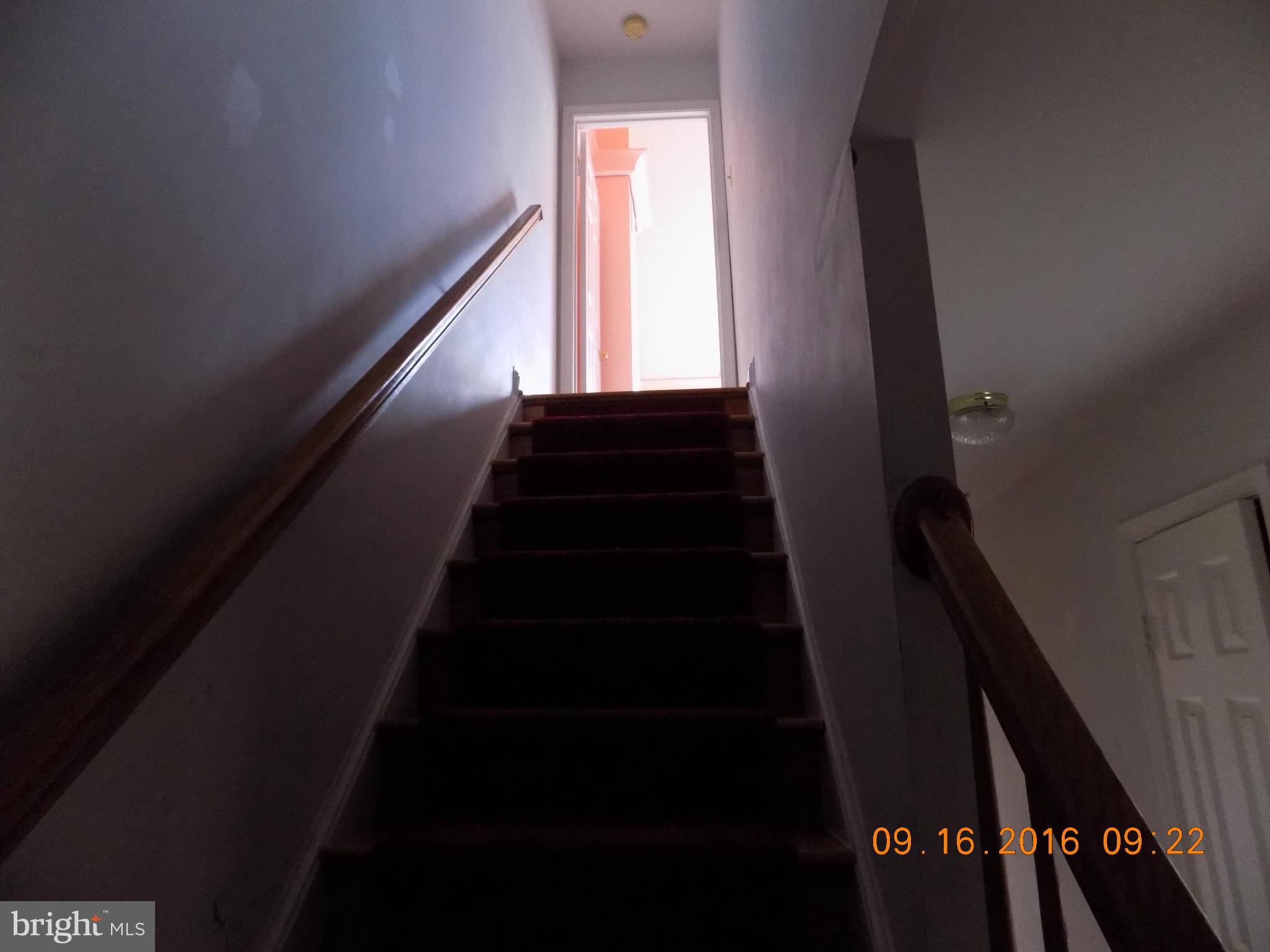 3038 South Glebe Road Arlington, VA 22206 - Photo 15 of 26 a view of a hallway to a window