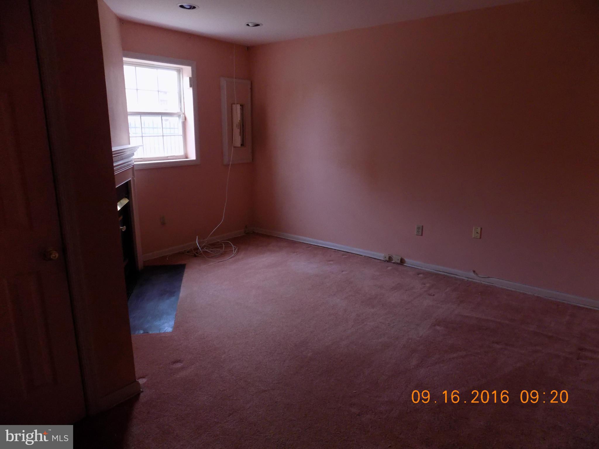 3038 South Glebe Road Arlington, VA 22206 - Photo 7 of 26 an empty room with a window