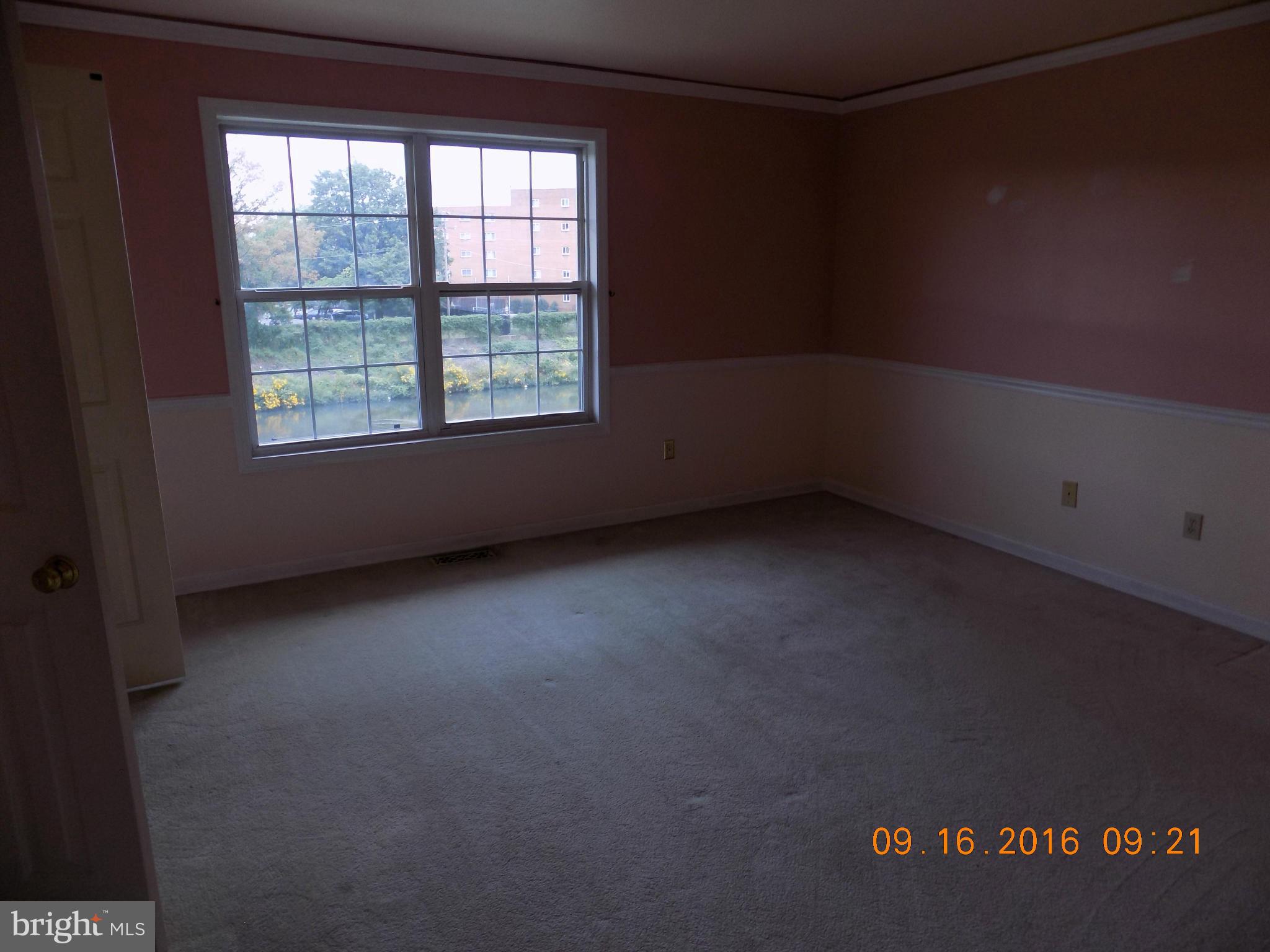 3038 South Glebe Road Arlington, VA 22206 - Photo 9 of 26 a view of a room that has a window in it