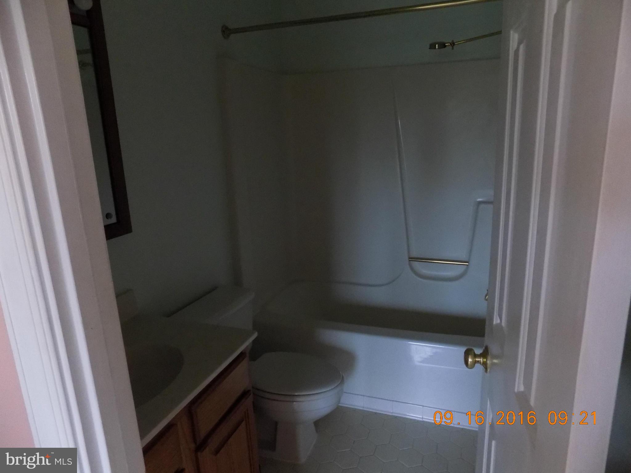 3038 South Glebe Road Arlington, VA 22206 - Photo 10 of 26 a bathroom with a toilet