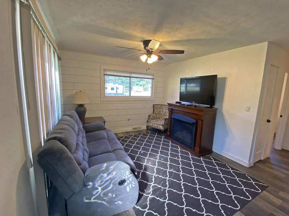 4106 19 Mile Road Barryton, MI 49305 - Photo 4 of 14 4. Living Room