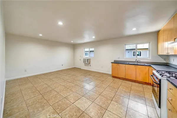$1,800 | 6735 Elmer Avenue, Unit 12, North Hollywood, CA 91606