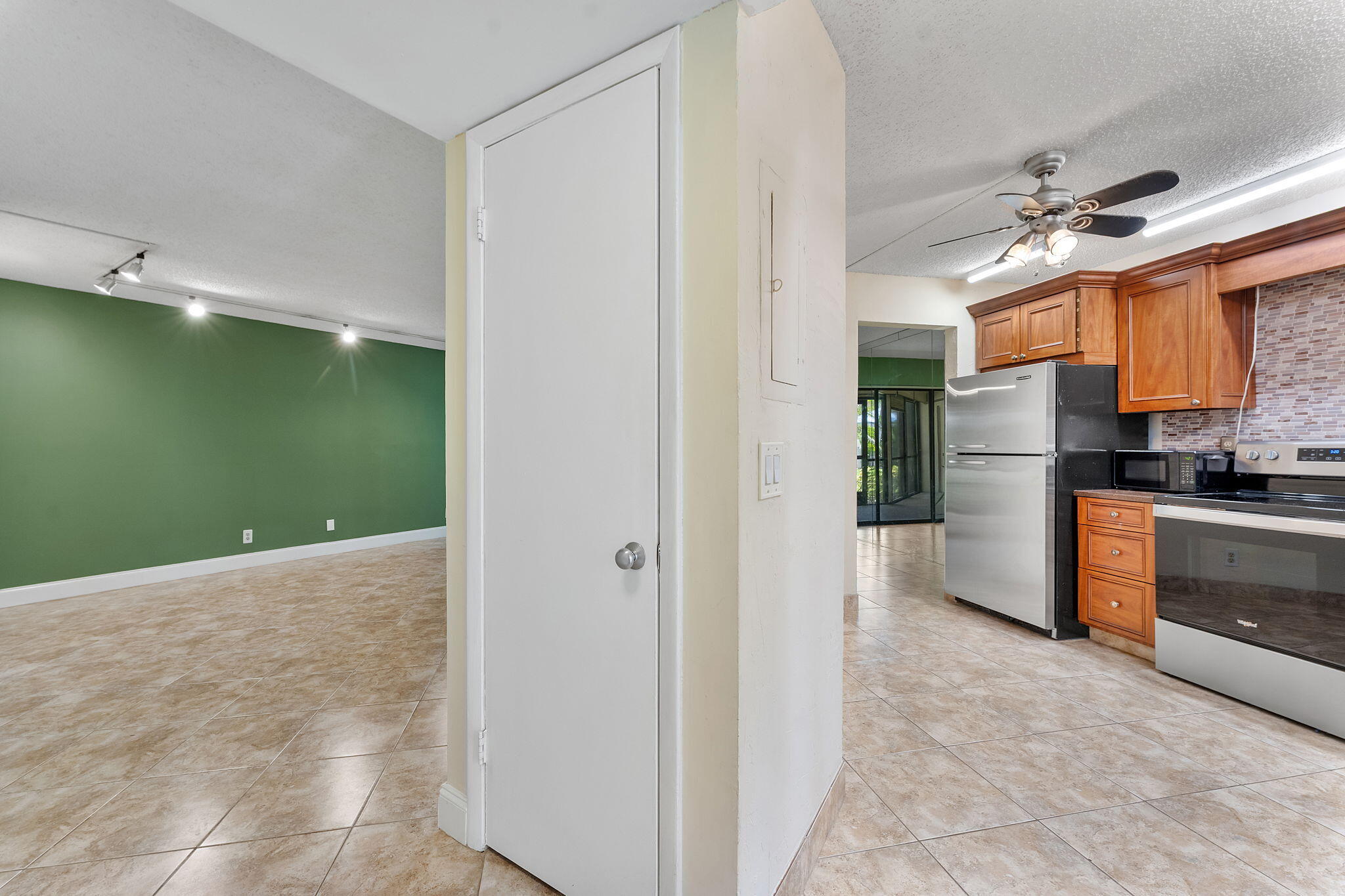 5800 Camino Del Sol, Unit 102 Boca Raton, FL 33433 - Photo 3 of 33 entrance