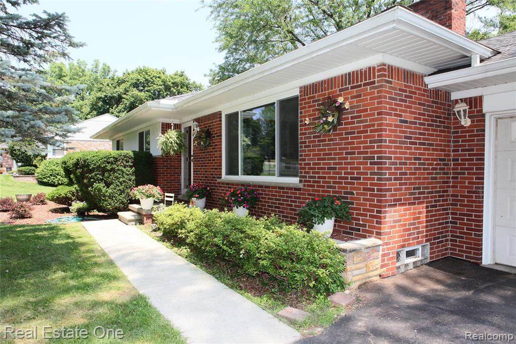 483 Rochdale Drive South Rochester Hills, MI 48309 - Photo 3 of 36