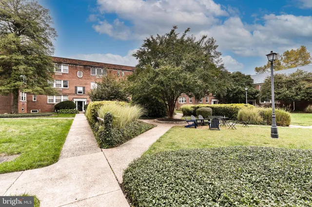 $2,400 | 1808 West Abingdon Drive, Unit 302, Alexandria, VA 22314