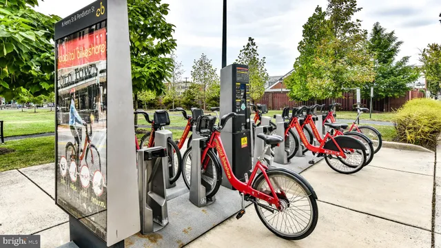 $2,400 | 1808 West Abingdon Drive, Unit 302, Alexandria, VA 22314