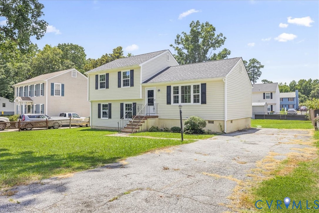 Split level home featuring crawl space and a shing