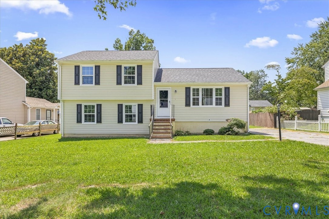 Split level home with entry steps and a shingled r