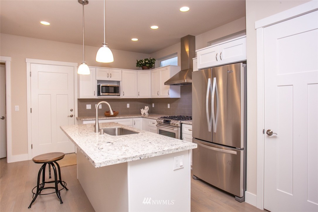 693 Wintersweet Road Northeast Bainbridge Island, WA 98110 - Photo 7 of 21 Gallery Image 7
