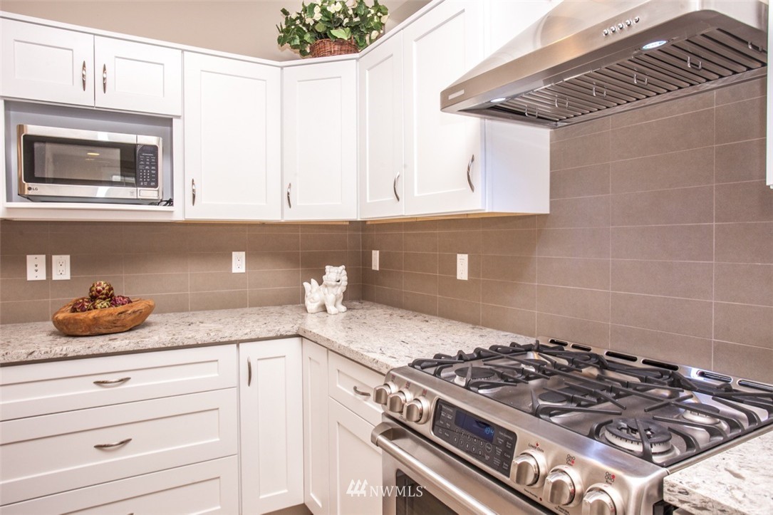 693 Wintersweet Road Northeast Bainbridge Island, WA 98110 - Photo 9 of 21 Gallery Image 9