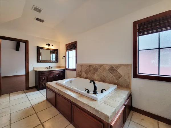 $2,595 | 1801 West 24th Street, Houston, TX 77008