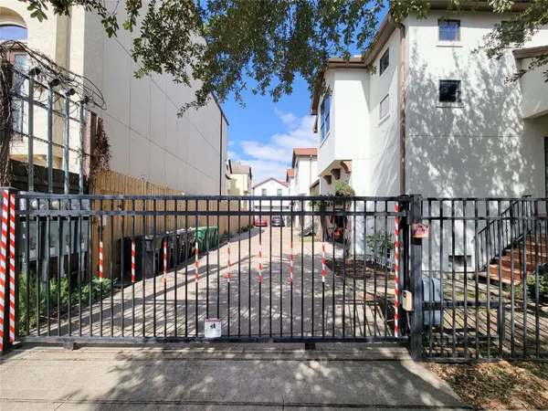 $2,595 | 1801 West 24th Street, Houston, TX 77008