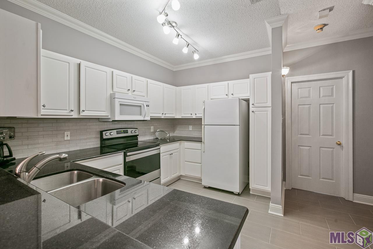 4464 Highland Road, Unit 807 Baton Rouge, LA 70808 - Photo 7 of 25 Guest Seating While You Cook