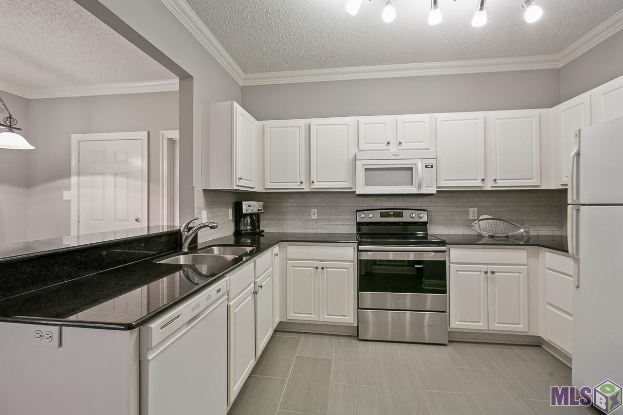 4464 Highland Road, Unit 807 Baton Rouge, LA 70808 - Photo 8 of 25 Room for three cooks and a pantry!