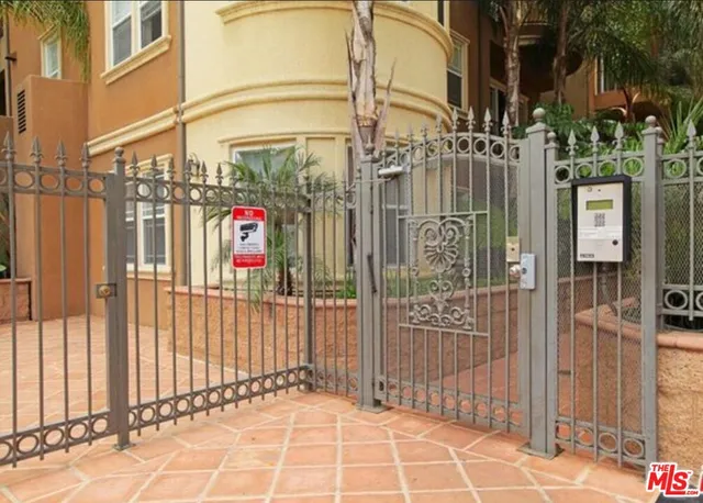 $3,200 | 917 South New Hampshire Avenue, Unit 102, Los Angeles, CA 90006