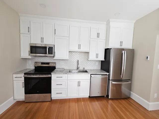 $2,300 | 116 East Broadway, Unit 2, Derry, NH 03038