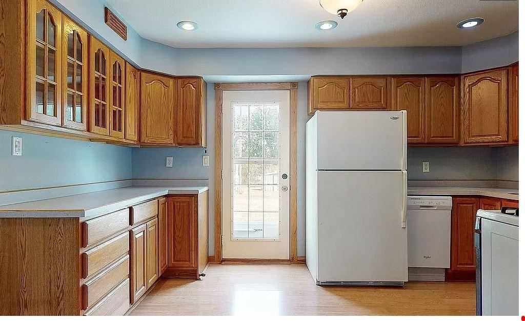 3530 Oakland Road Northeast Cedar Rapids, IA 52402 - Photo 2 of 14 Gallery Image 2
