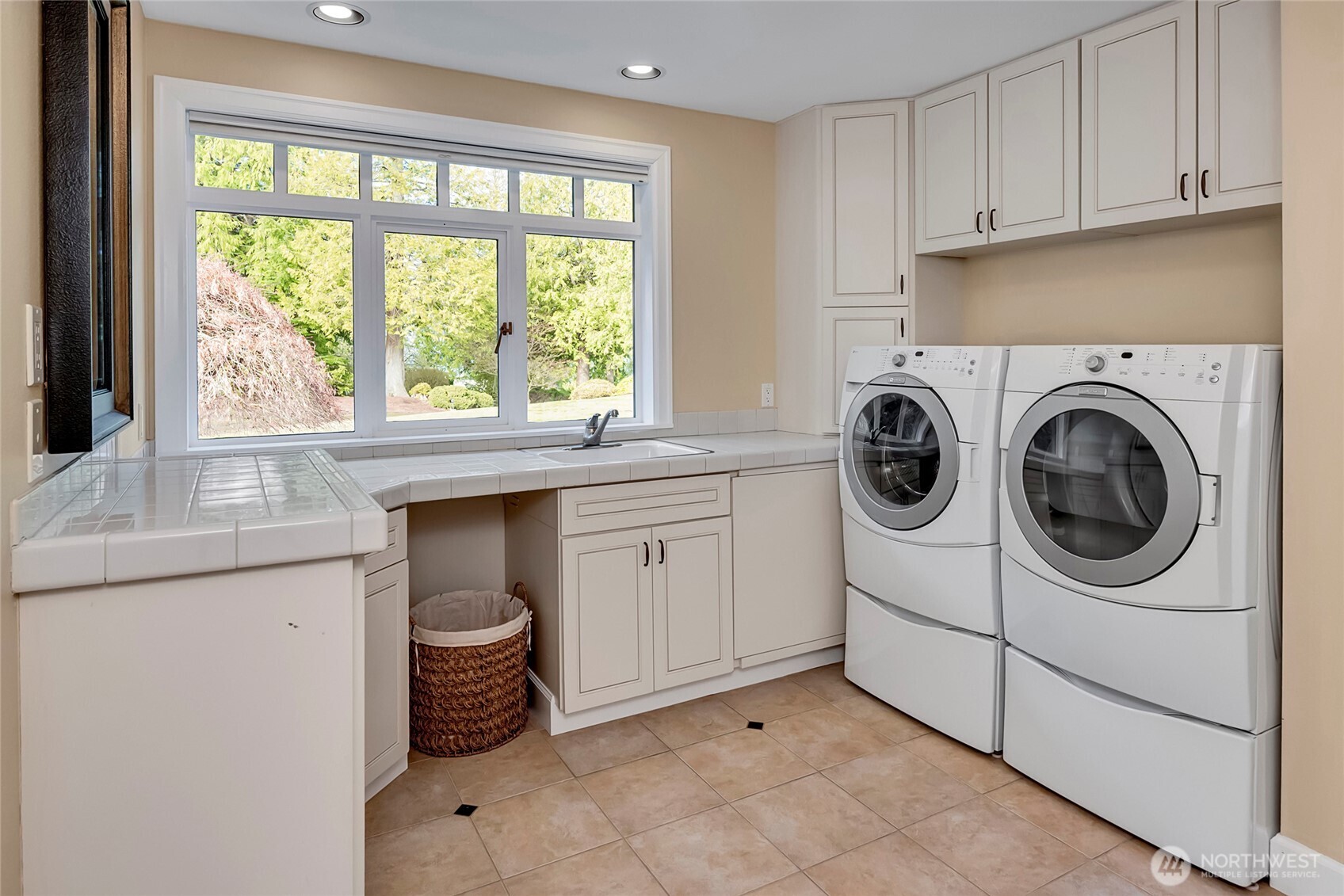 4911 Harbor Lane Everett, WA 98203 - Photo 17 of 40