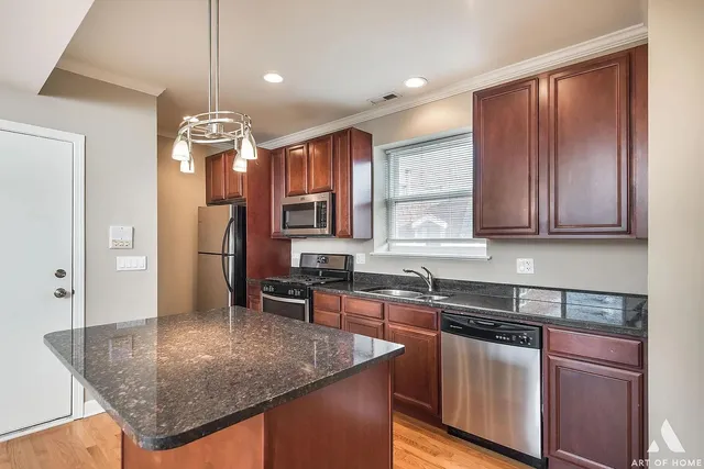 $1,800 | 3707 North Kenneth Avenue, Unit 215, Chicago, IL 60641