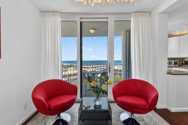 $1,100,000 | 2295 South Ocean Boulevard, Unit 816, Palm Beach, FL 33480