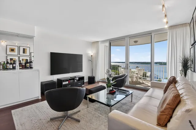 $1,100,000 | 2295 South Ocean Boulevard, Unit 816, Palm Beach, FL 33480