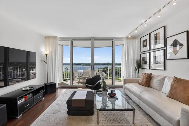 $1,100,000 | 2295 South Ocean Boulevard, Unit 816, Palm Beach, FL 33480