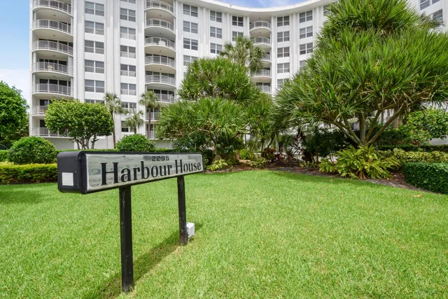 $1,100,000 | 2295 South Ocean Boulevard, Unit 816, Palm Beach, FL 33480