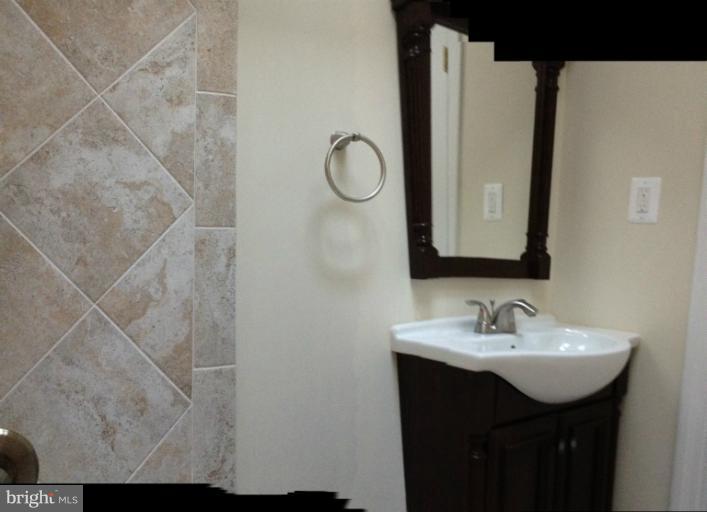 3955 R Street Southeast Washington, DC 20020 - Photo 6 of 17 Bath