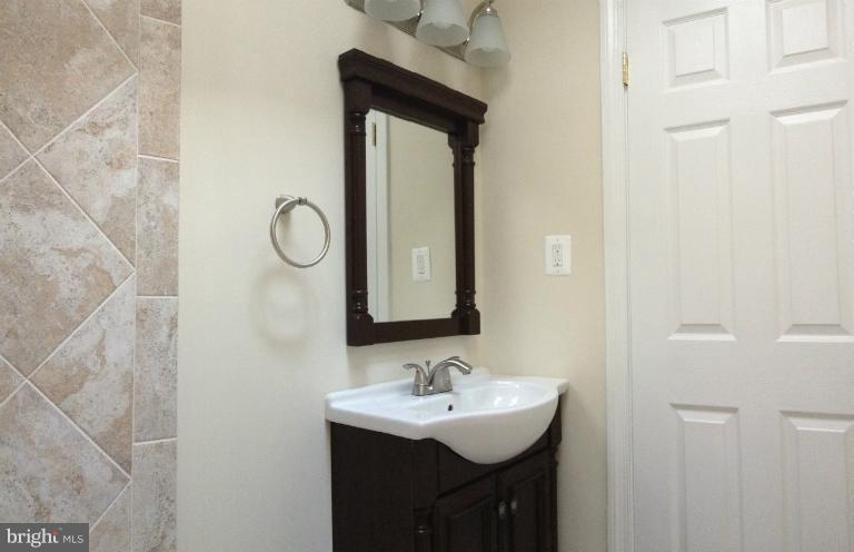 3955 R Street Southeast Washington, DC 20020 - Photo 7 of 17 Bath