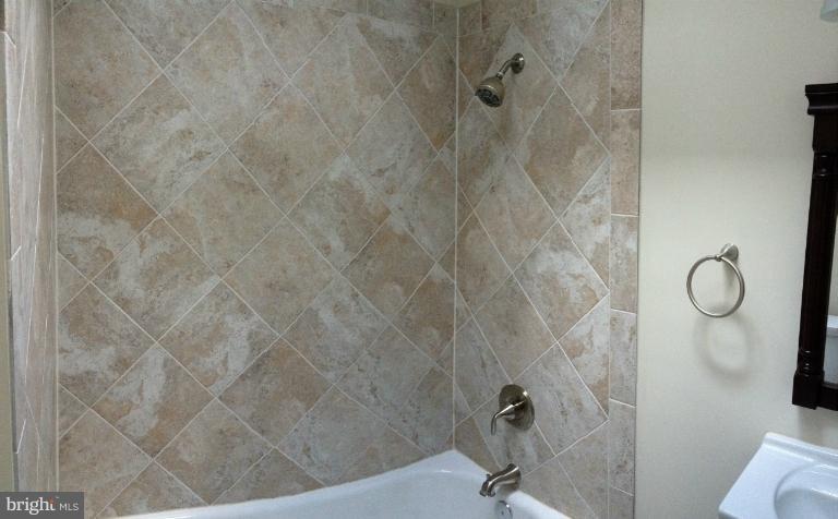 3955 R Street Southeast Washington, DC 20020 - Photo 8 of 17 Bath