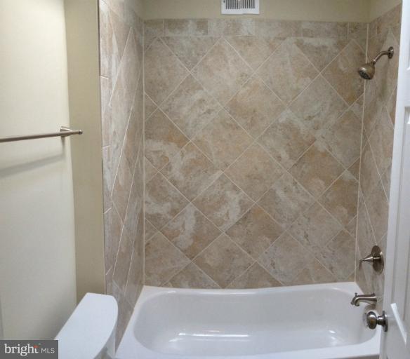 3955 R Street Southeast Washington, DC 20020 - Photo 9 of 17 Bath