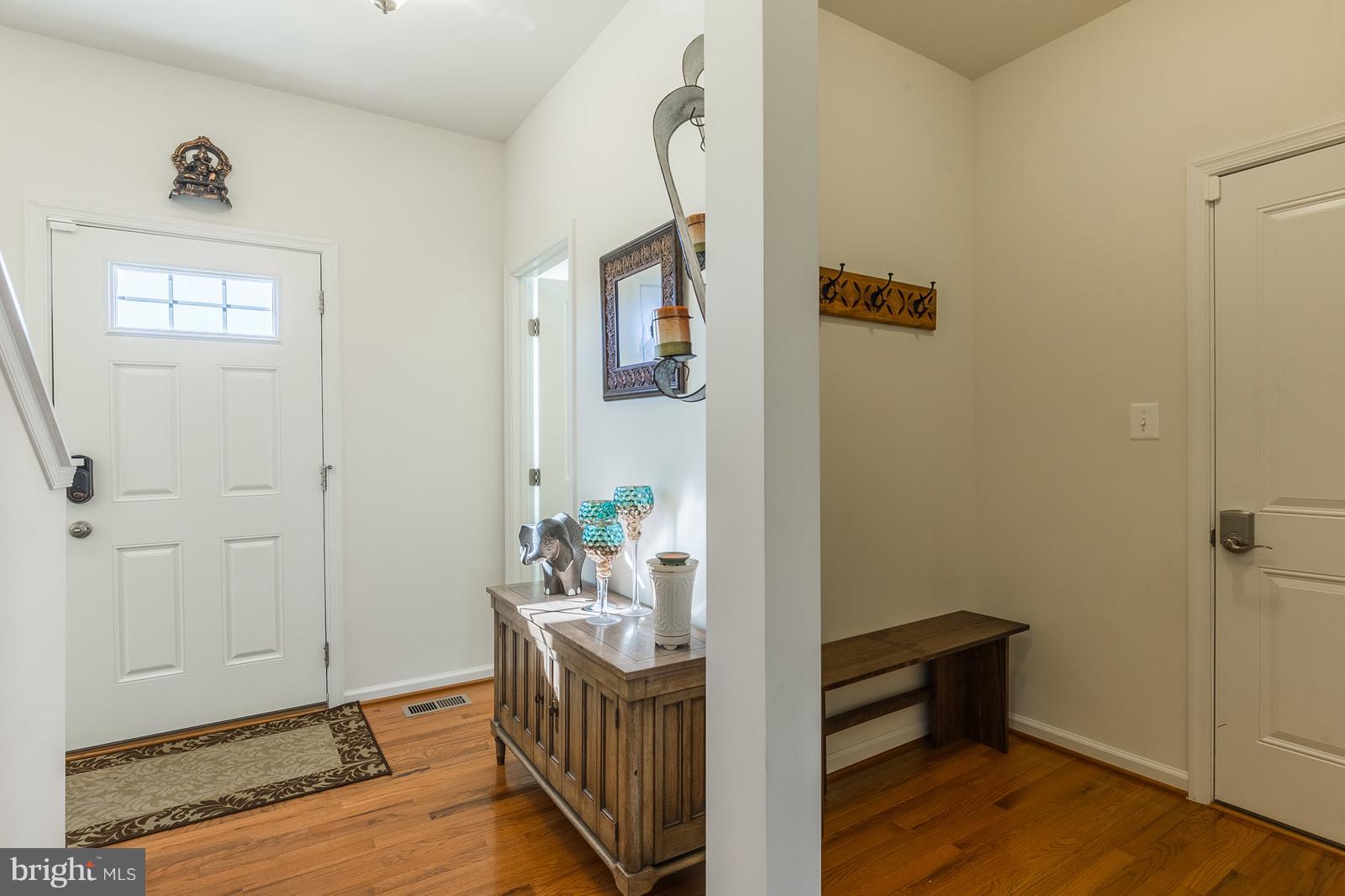 15045 North Ridge Boulevard Culpeper, VA 22701 - Photo 3 of 35 Foyer and mudroom from garage