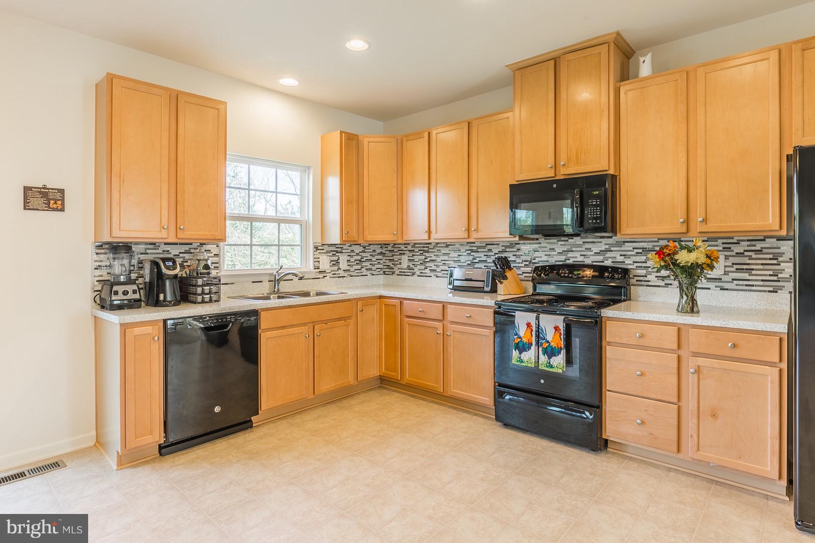 15045 North Ridge Boulevard Culpeper, VA 22701 - Photo 6 of 35 Maple cabinets, sleek black appls, custom counters