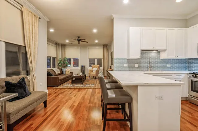 $525,000 | 4814 North Damen Avenue, Unit 209, Chicago, IL 60625