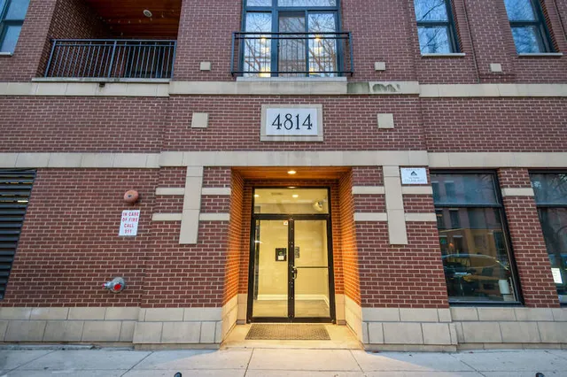 $525,000 | 4814 North Damen Avenue, Unit 209, Chicago, IL 60625