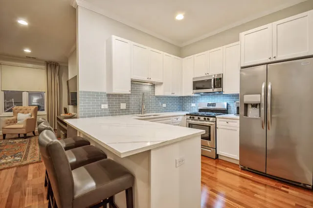 $525,000 | 4814 North Damen Avenue, Unit 209, Chicago, IL 60625