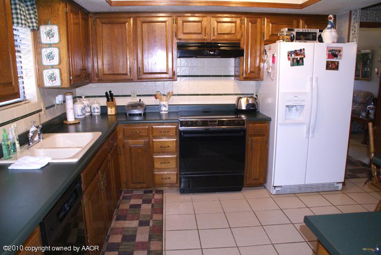 6612 Falcon Road Amarillo, TX 79109 - Photo 3 of 15 Kitchen