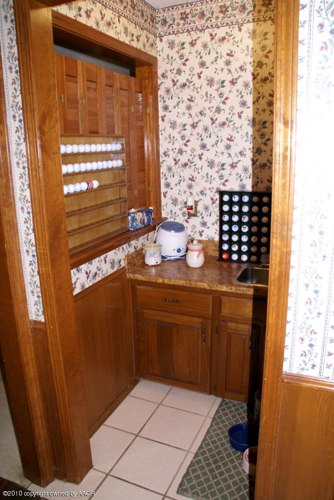 6612 Falcon Road Amarillo, TX 79109 - Photo 10 of 15 Wet bar between kitchen & livingroom
