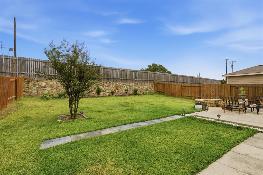 14229 Bridgeview Lane Dallas, TX 75253 - Photo 27 of 29 a view of a backyard with sitting area