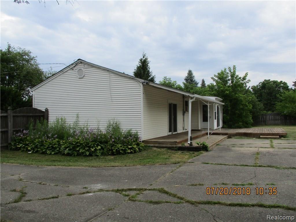 6433 Fenton Road Flint, MI 48507 - Photo 5 of 15 IMG_0223.JPG