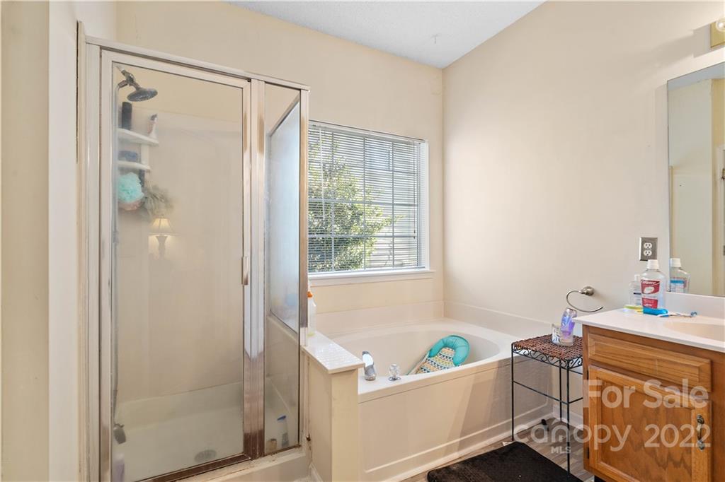 7001 Reedy Creek Road Charlotte, NC 28215 - Photo 20 of 24 a room that has a window in it