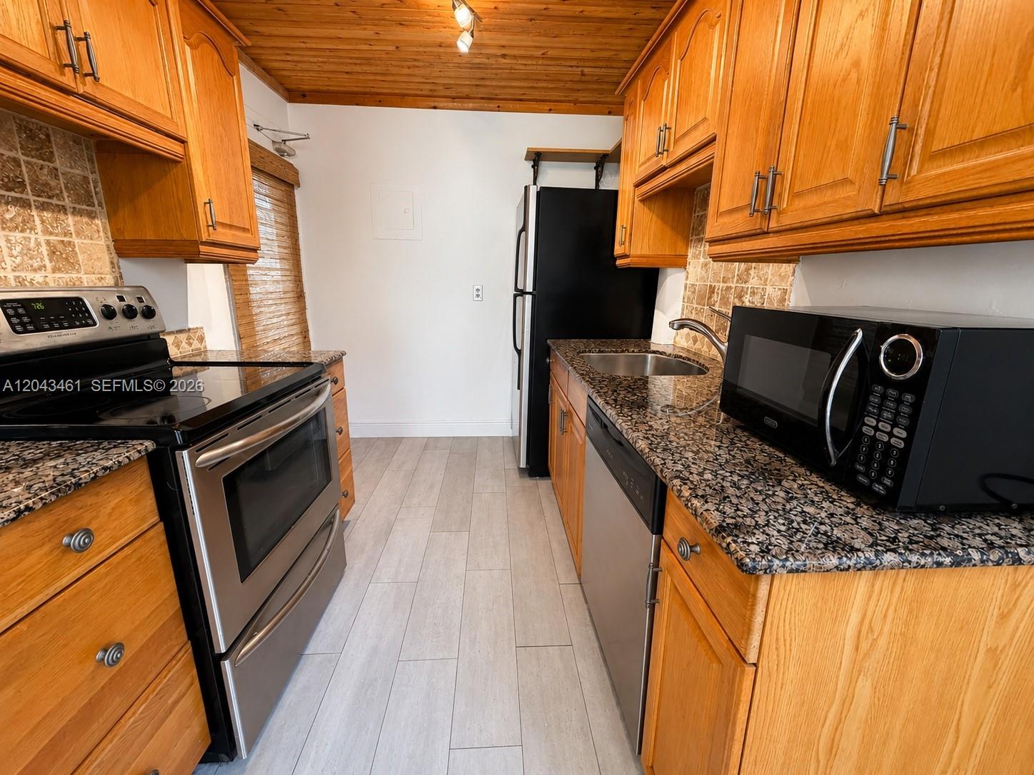 1670 Bay Road, Unit 3D Miami Beach, FL 33139 - Photo 2 of 9