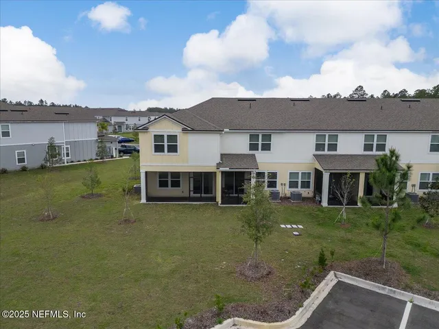 a view of a back yard