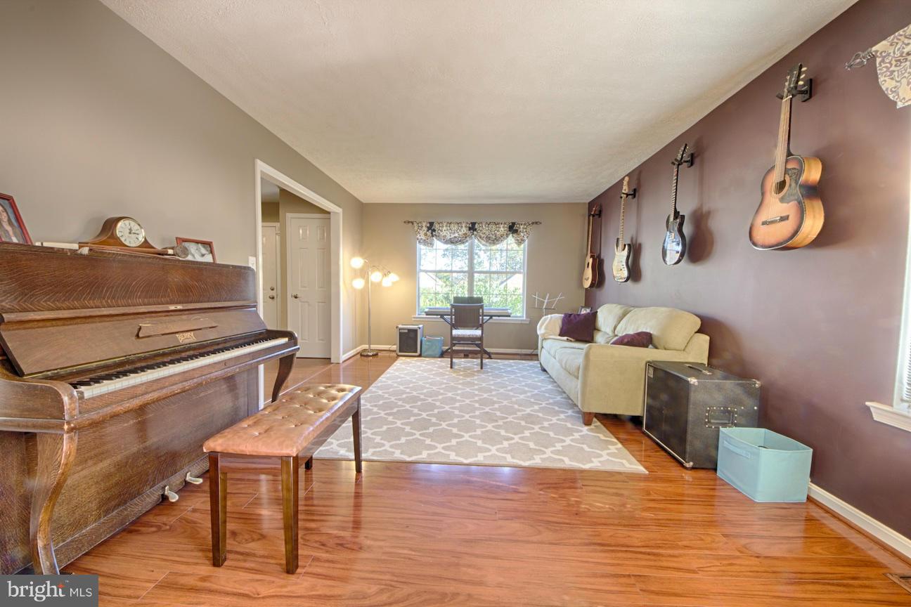 317 Silver Ridge Drive Sterling, VA 20164 - Photo 8 of 26 Living Room