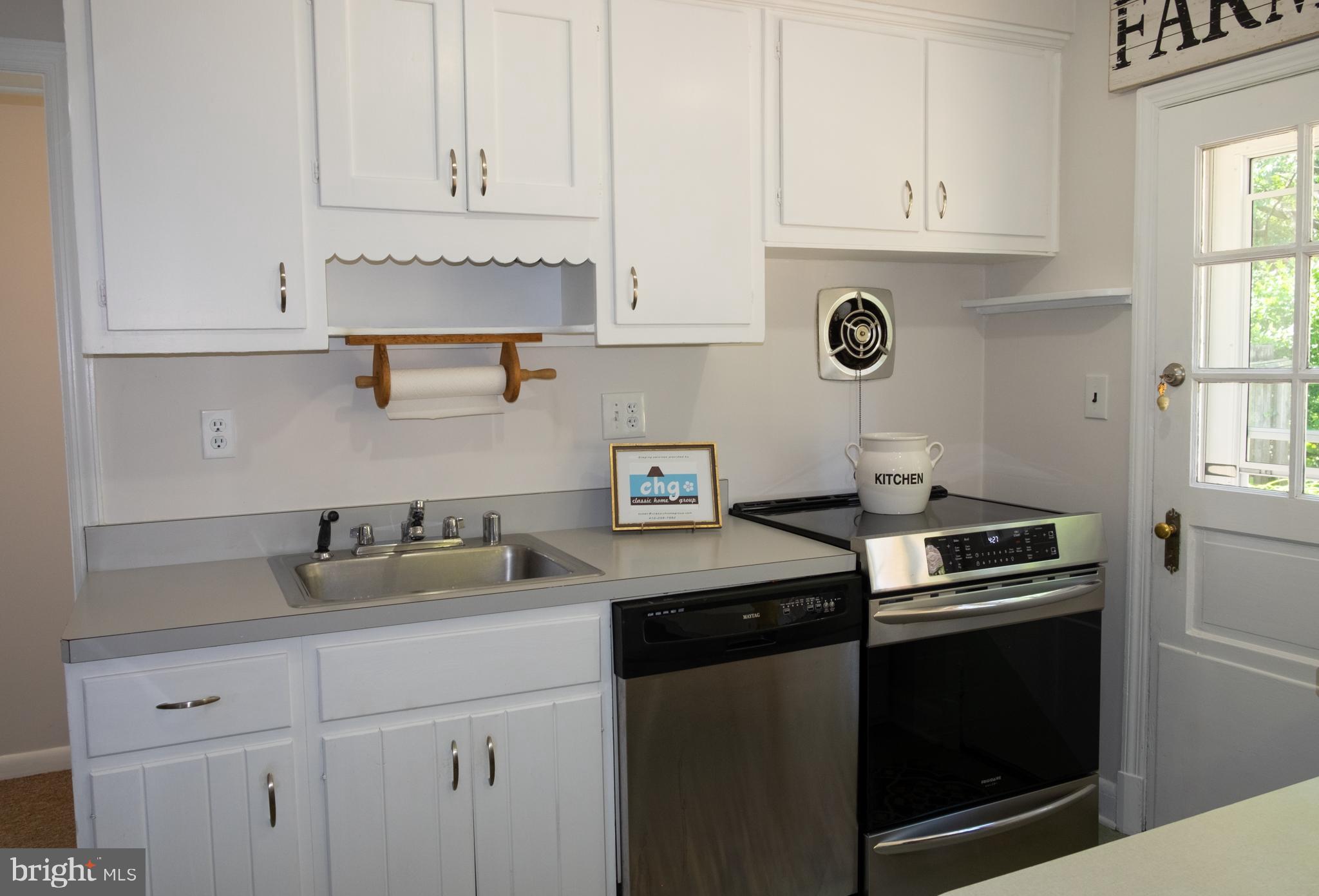 410 Alabama Road Towson, MD 21204 - Photo 7 of 26 Newer electric induction range