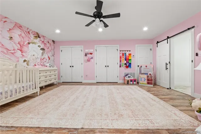 a view of a livingroom with a workspace