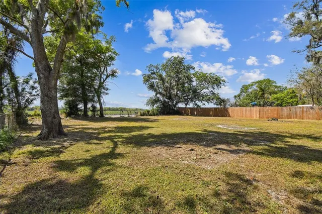 a view of a yard with a house